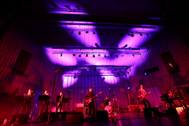 10月31日に東京・日比谷野外大音楽堂にて開催されたワンマンライブ「plenty 2015年 秋 ワンマンライブ」の様子。