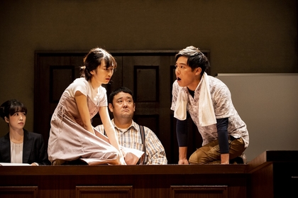 小出恵介、須賀貴匡らが陪審員となった10人の親を演じる　劇団時間制作『12人の淋しい親たち』が開幕