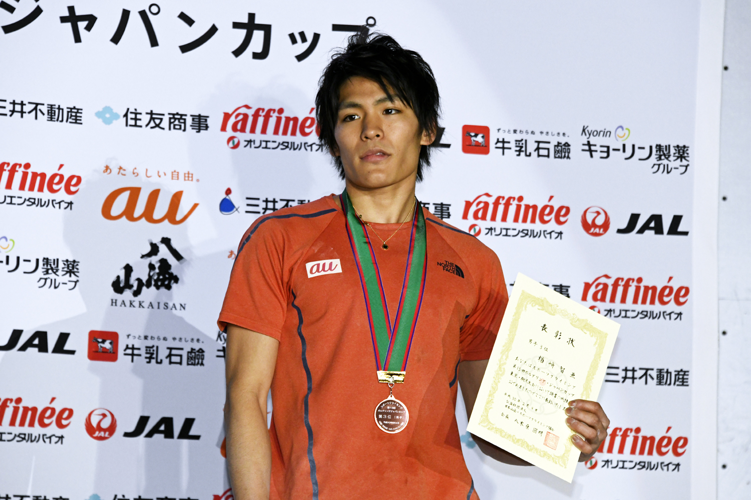 優勝を狙った楢崎智亜は3位。「残念」と話したが表彰台にのぼり、ホッとした表情だった