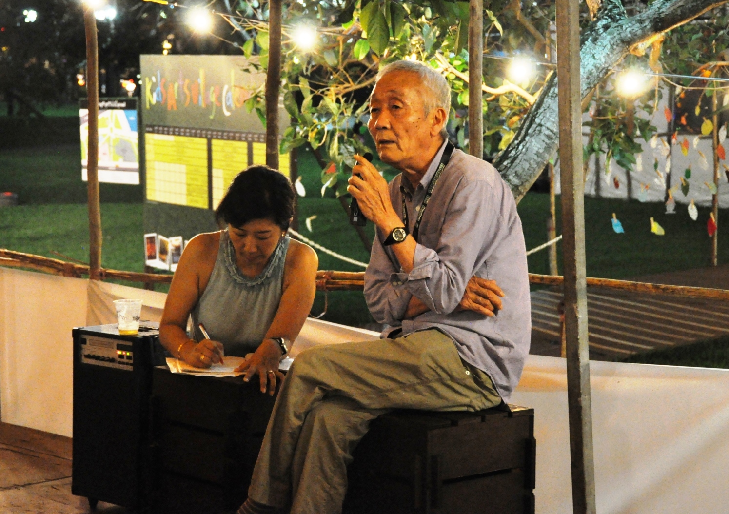 『台湾の、灰色の牛が背のびをしたとき』シンガポール公演で観客からの質問に答える松本雄吉（2011年撮影）