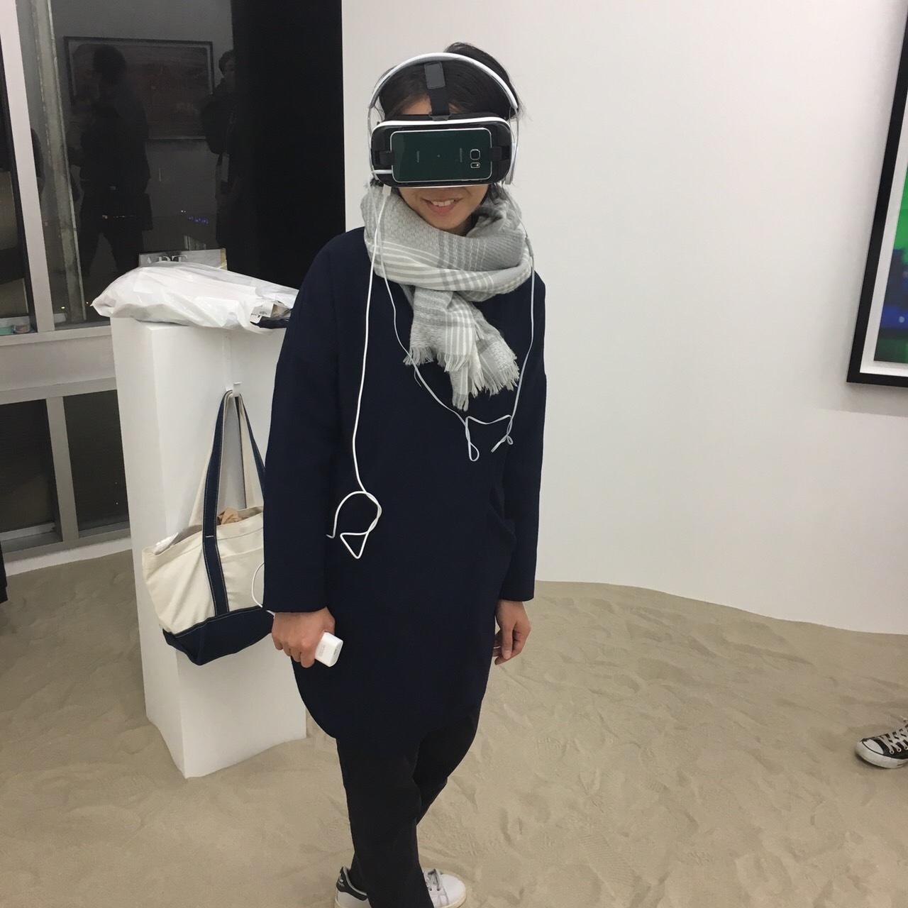 初めてのVR体験を楽しむ筆者