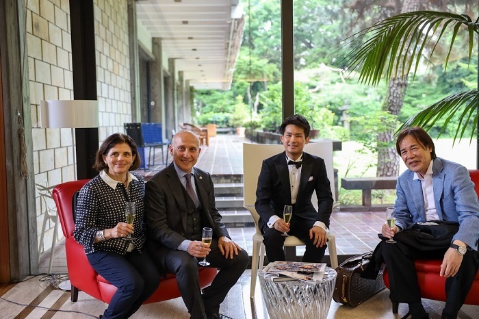 左 から： マテルダ ・ベネディッティ・スタラーチェ 大使夫人、ジョルジョ・スタラーチェ大使、三浦文彰、徳永二男
