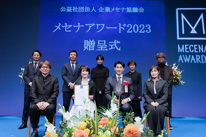 「メセナアワード2023」贈呈式　里見治紀氏（セガサミー文化芸術財団 代表理事）、DaBYスタッフらと