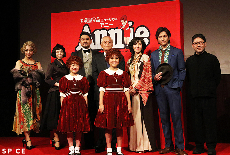 阿部豊太郎 丸美屋食品工業株式会社 代表取締役社長を囲む、『アニー』出演者たちと演出家