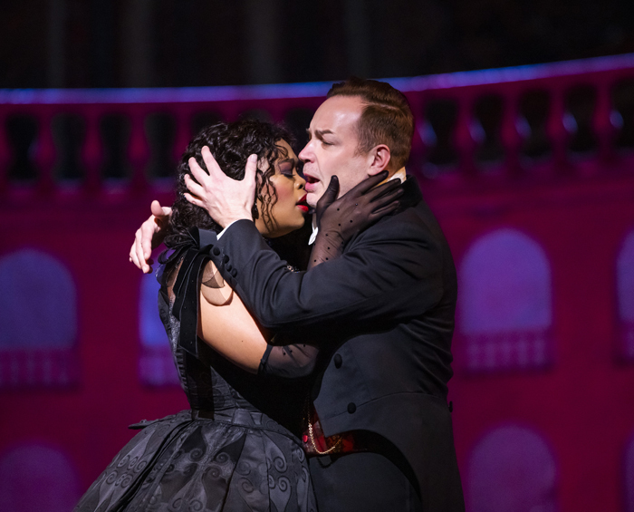 Pretty Yende as Violetta Valéry and Stephen Costello as Alfredo Germont in La traviata, The Royal Opera 　©2022 ROH. Photograph by Tristram Kenton