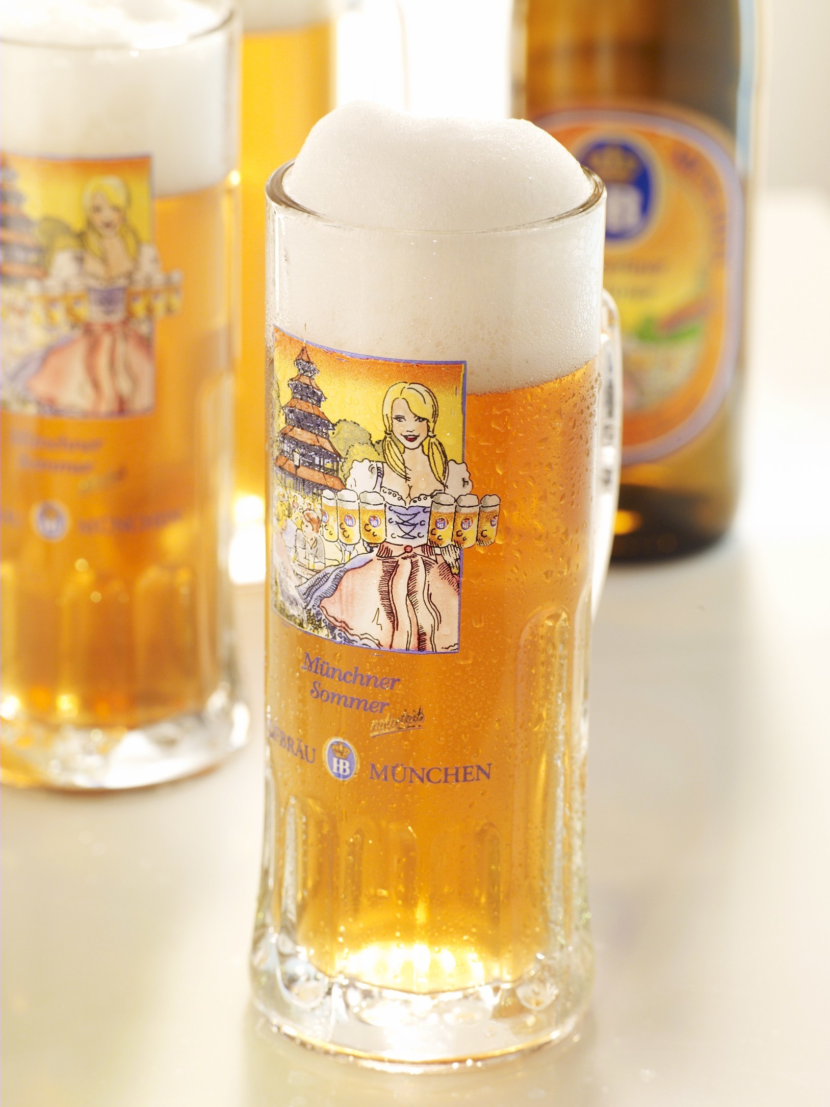 ホフブロイサマービール  本場ドイツでも年に1度の季節限定醸造で人気の高いビール。爽やかな味わい、きめ細やかな泡とオレンジ色の輝きでフルーティなアロマが特徴のラガービール。Alc.　5.1％