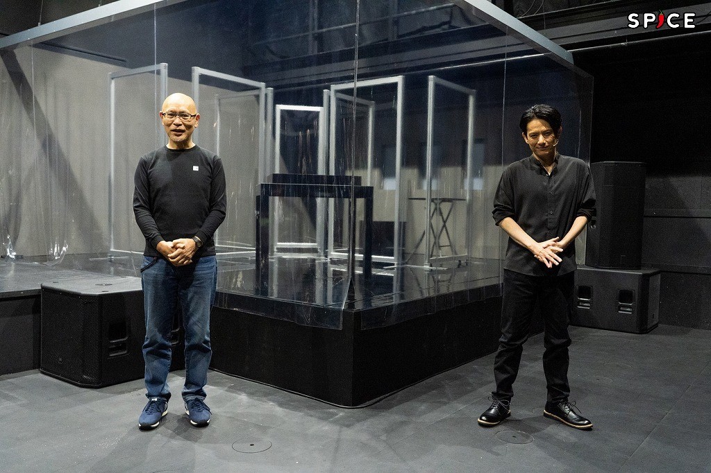 （左から）鈴木勝秀、佐藤アツヒロ 撮影：岩田えり