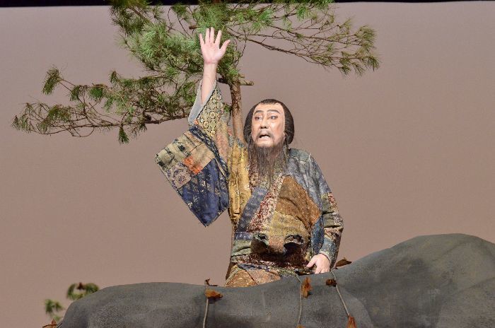 歌舞伎『平家女護島　俊寛』で、俊寛を演じる中村芝翫。ホールに回り舞台がないので、岩場は人力で動かしたようだ