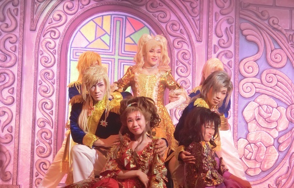 左から澤村龍太郎さん、沢村ゆう華さん、澤村千夜座長、沢村鈴華さん、澤村悠介さん。画面が華やかな洋風のショーも。(2015/11/8)