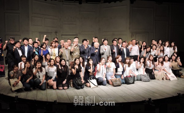 制作関係者、俳優、学生たちなど開幕記念式参加者全員で記念撮影