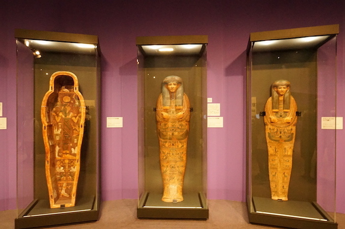 右：《アメンヘテプのミイラ覆い》、中央・左：《アメンヘテプの内棺》（ともに紀元前1076年〜944年頃）