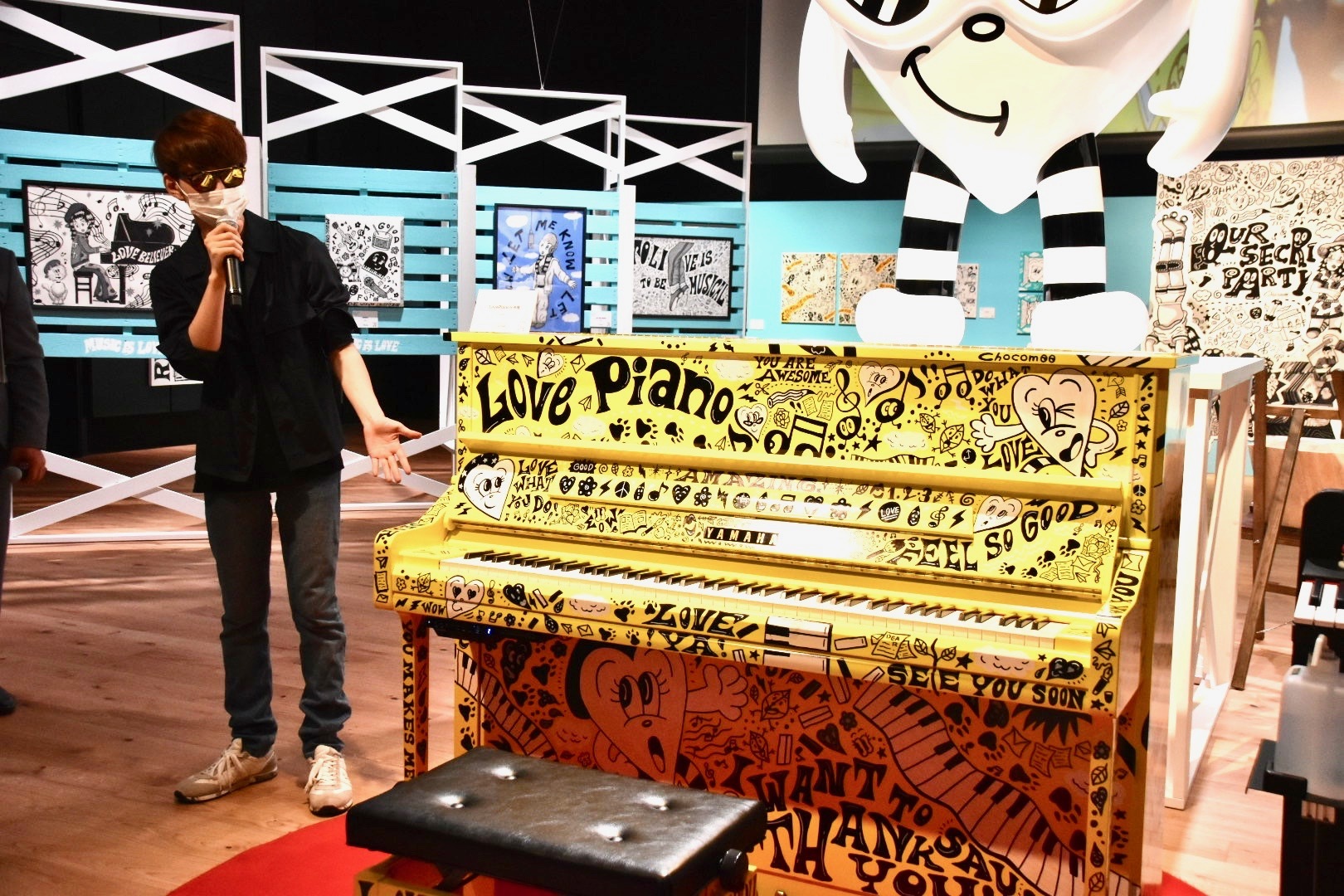 内覧会にはピアニストYouTuberのよみぃも来場。右：ヤマハストリートピアノ《LovePiano5号機》2020年