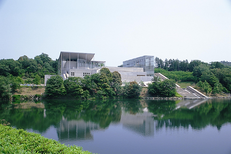 緑豊かな岡崎中央総合公園内にあり、ガラス張りの美しい建物が特徴的な「岡崎市美術博物館」