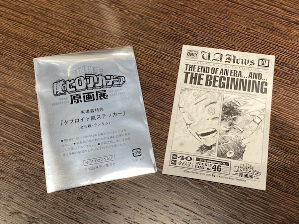 入場特典「タブロイド風ステッカー（全5種・ランダム）」
