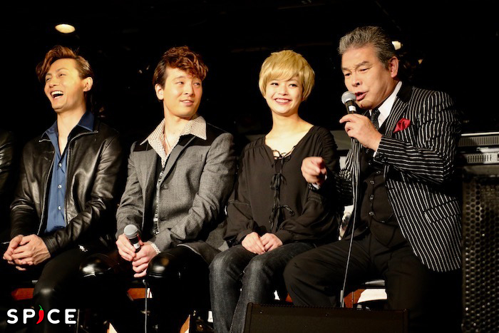 スタッフと言い争う内田裕也のモノマネをしながら、ビートルズ初来日コンサートの裏話を披露する尾藤（写真右端）