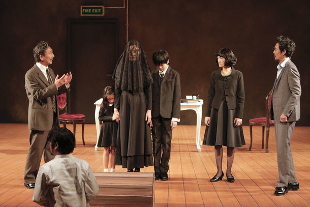 KAAT神奈川芸術劇場プロデュース「作者を探す六人の登場人物」より。（撮影：岡千里）