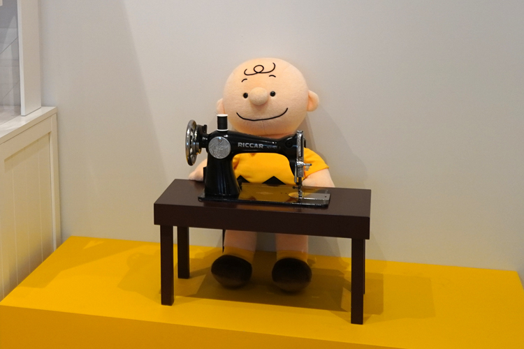 ワークショップを見守るチャーリー・ブラウン。 (C) Peanuts Worldwide LLC