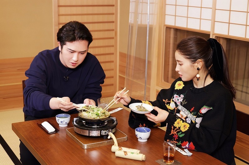 松也オススメのどじょう鍋を味わう土屋太鳳。 「口の中でとろける‼」