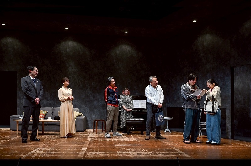 左から じろう（シソンヌ）、松本まりか、岡部たかし、三木万侑加、岩谷健司、中山求一郎、湯川ひな