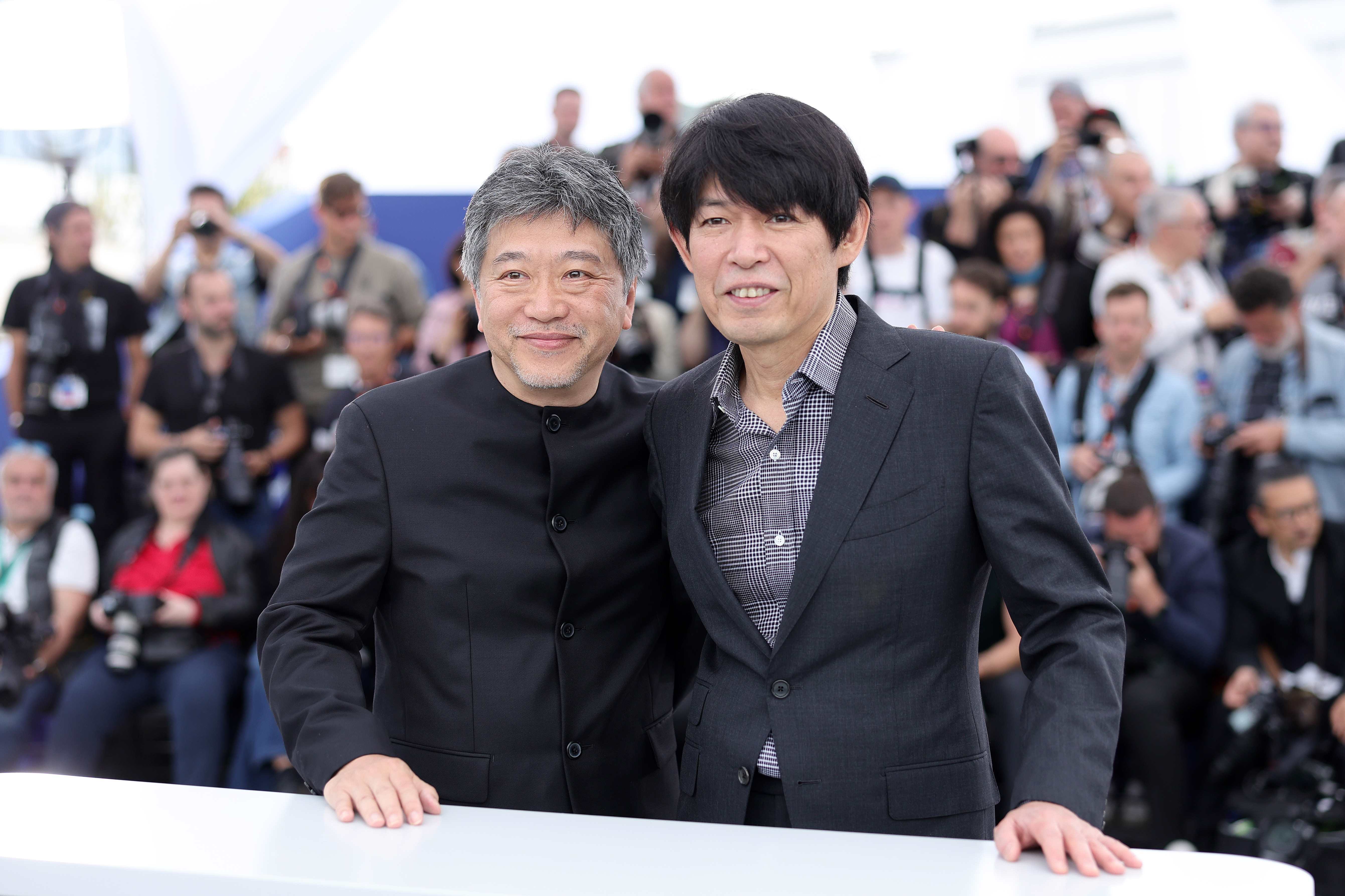 左から、是枝裕和監督、坂元裕二氏