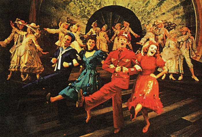 『フォリーズ』ブロードウェイ初演（1971年）の舞台より。右から2人目が、若きバディを演じたハーヴィー・エヴァンス　