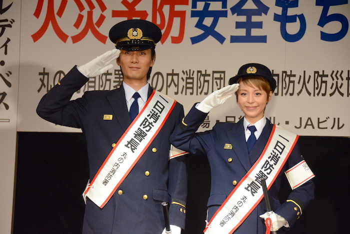 1日消防署長に就任した加藤和樹と平野綾(左から)
