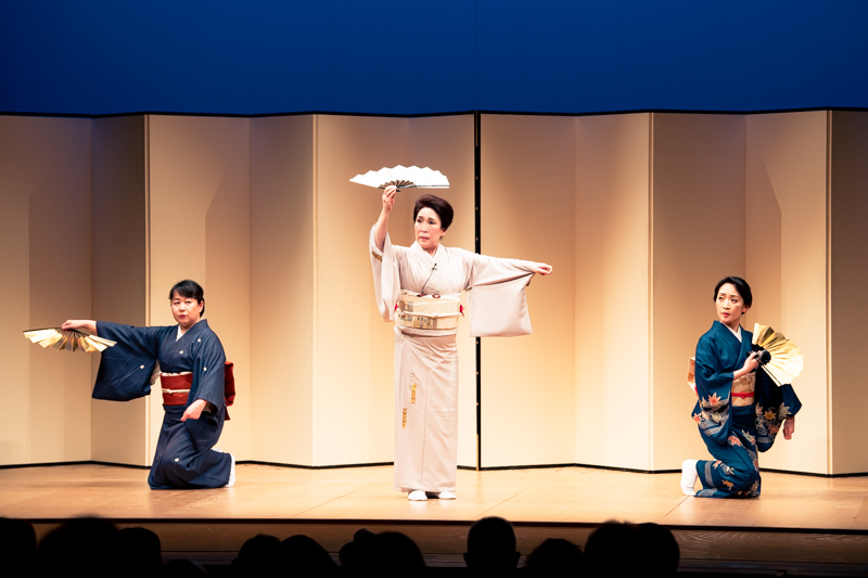 第二部は舞踊から。（左から）久藤和子、波乃久里子、川上彌生。