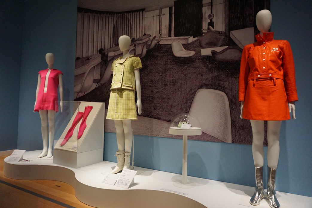 （右手前）アンドレ・クレージュ　ドレス、ブーツ　1960年代後半～70年 島根県立石見美術館所蔵