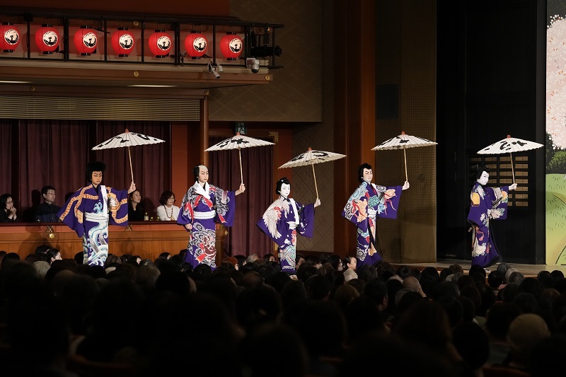 夜の部『弁天娘女男白浪』（左より）日本駄右衛門=市川新之助、南郷力丸=尾上眞秀、赤星十三郎=中村梅枝、忠信利平=坂東亀三郎、弁天小僧菊之助=尾上菊之助 ／(C)松竹