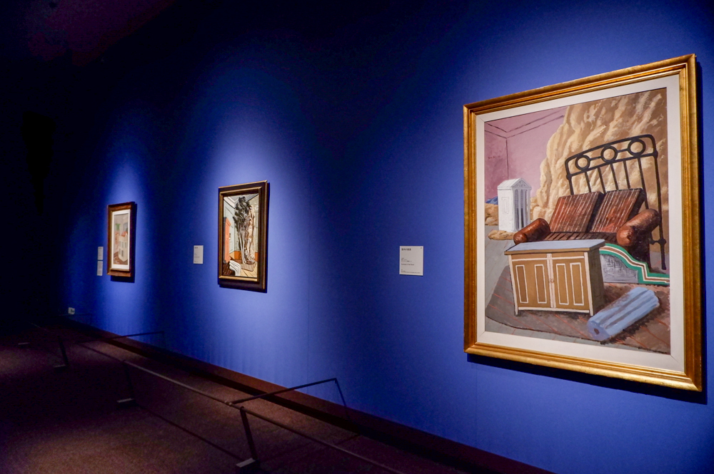 右（手前）：《室内の家具》1927年 カルロ・ビロッティ美術館 (C) Giorgio de Chirico, by SIAE 2024
