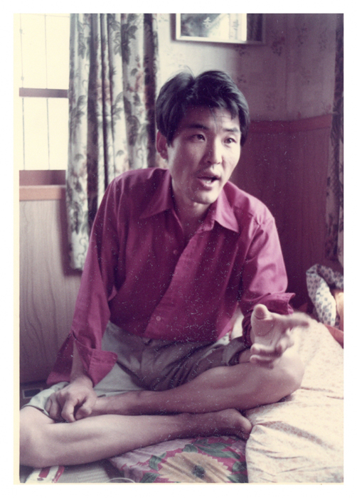 1972年、唐は戒厳令下の韓国へ極秘裡に渡航、韓国の詩人・劇作家のキム・ジハ（金芝河／写真）と行動を共にし、ソウル市西江大学キャンパスにて『二都物語』を上演した。