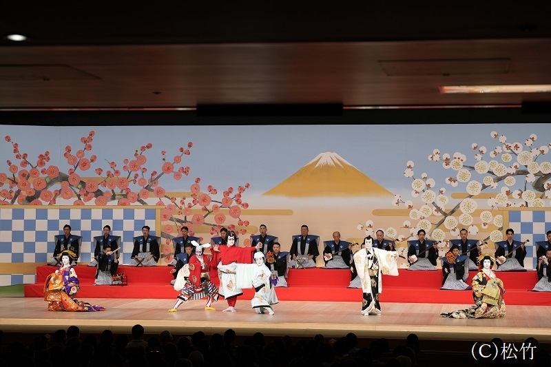 夜の部『當年祝春駒』（左より）化粧坂少将=中村玉太郎、小林朝比奈=中村虎之介、曽我五郎時致=中村萬太郎、曽我十郎祐成=中村橋之助、工藤左衛門祐経=中村歌六、大磯の虎=中村米吉