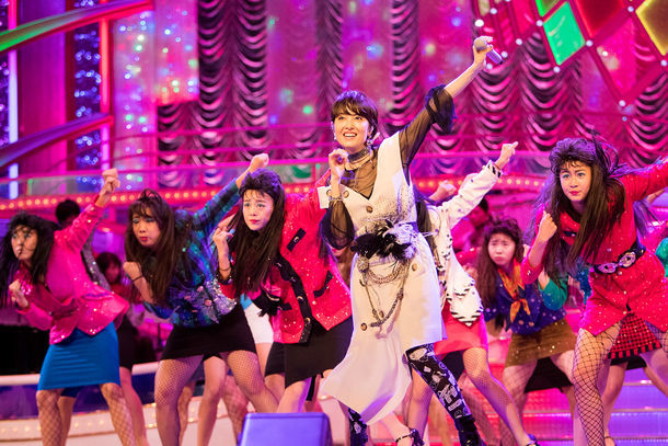 「ダンシング・ヒーロー（Eat You Up）」をバブリーに踊る荻野目洋子と登美丘高校ダンス部。（写真提供：ビクターエンタテインメント）