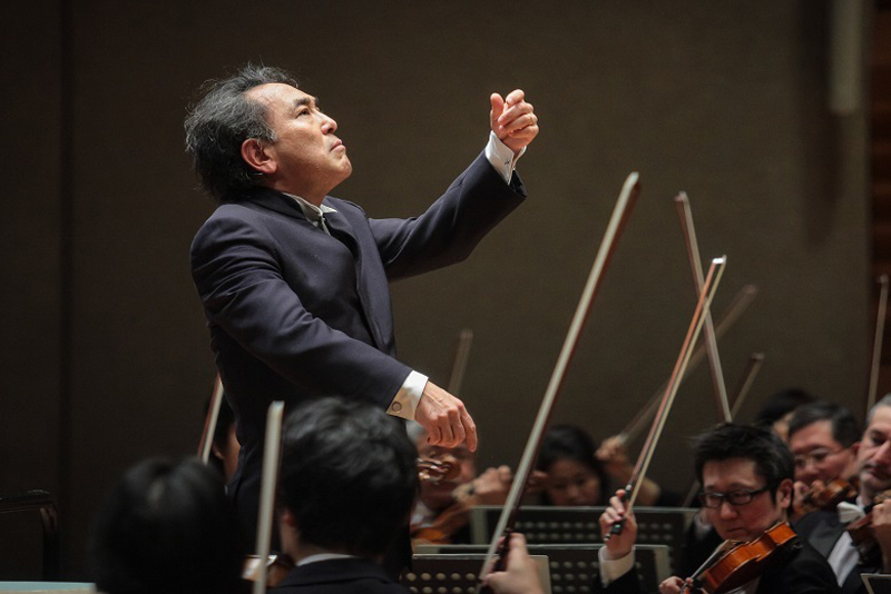 常任指揮者就任のシーズンは、最初と最後の定期演奏会を指揮します。 　写真提供：仙台フィルハーモニー管弦楽団