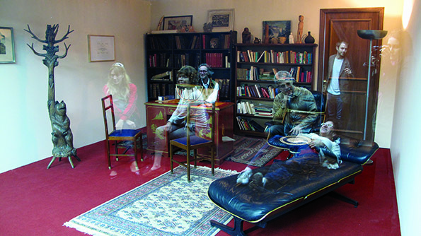 レアンドロ・エルリッヒ《精神分析医の診察室》2005年ソファ、本棚、机、椅子、カーペット、ガラス、照明のある同じサイズの2部屋サイズ可変展示風景：プロア財団、ブエノスアイレス、2013年撮影：Clara Cullen※参考図版