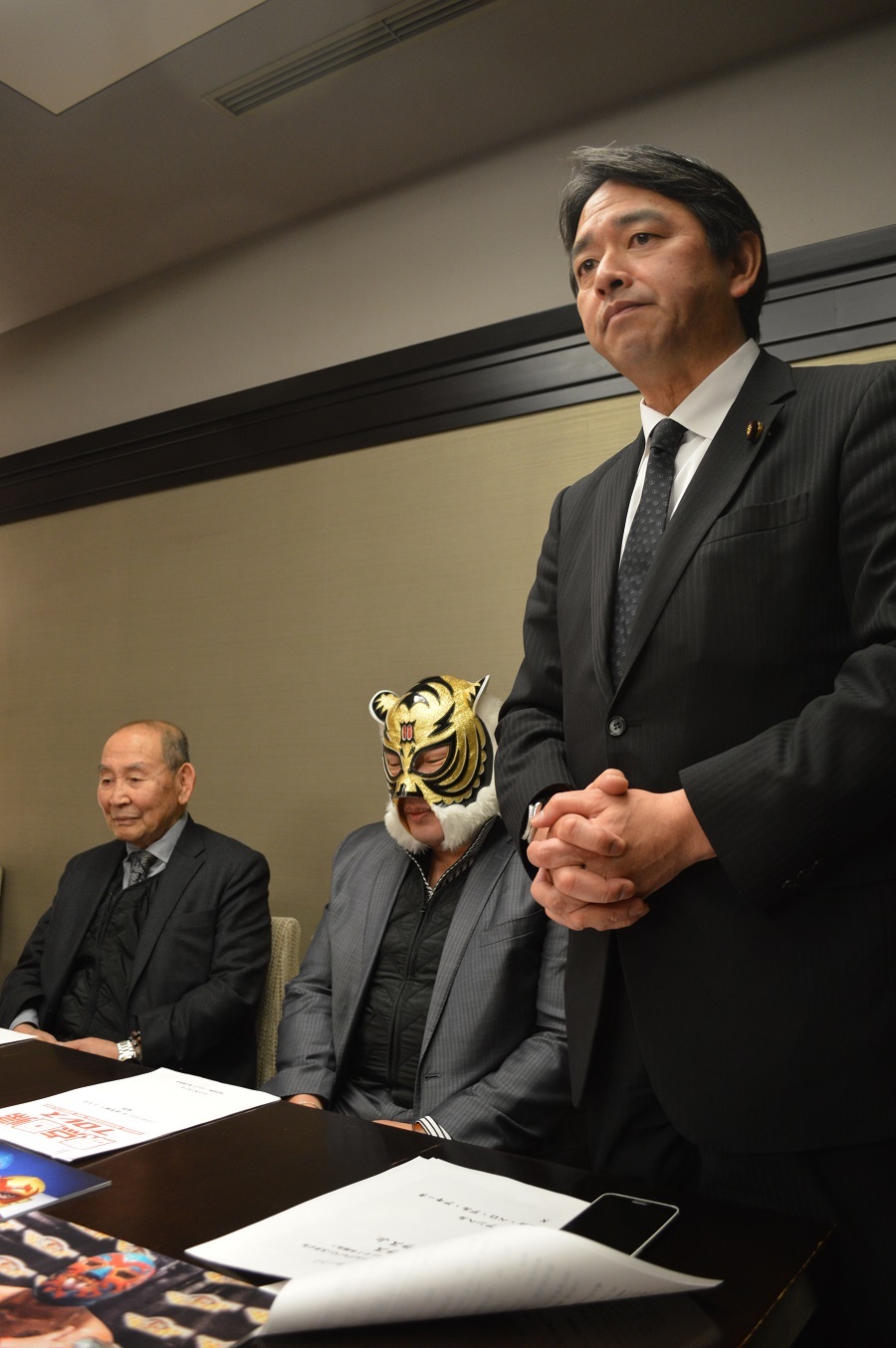 新間寿会長、初代タイガーマスク、榛葉賀津也コミッショナーが記者会見を実施