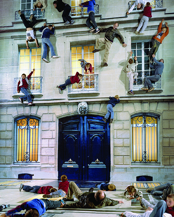 レアンドロ・エルリッヒ 《建物》 2004年 リノリウムにデジタルプリント、照明、鉄、木材、鏡 800 x 600 x 1,200 cm 展示風景：ニュイ・ブランシュ、パリ、2004年 ※参考図版