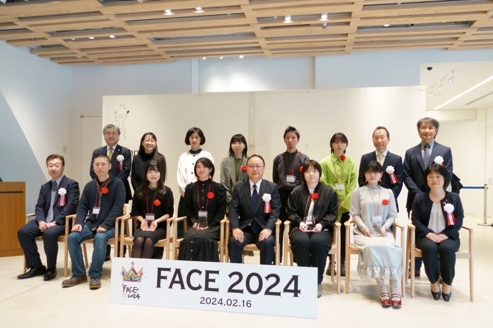 内覧会に先立って開催された表彰式にて。若干緊張した面持ちの受賞作家たちと、審査委員諸氏。