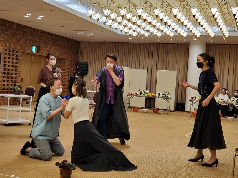 『偽の女庭師』稽古風景 　　写真提供：関西歌劇団