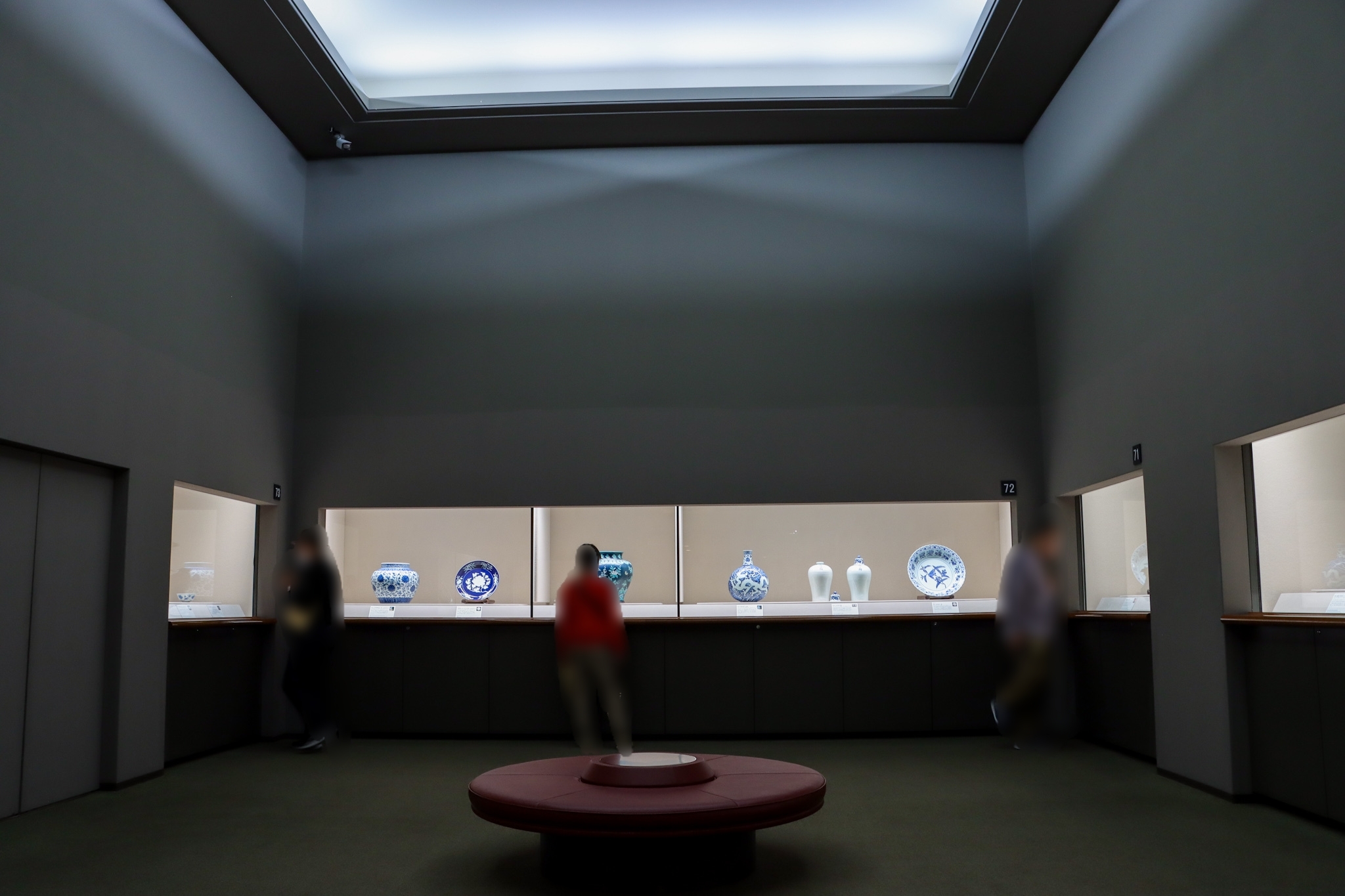 中国陶磁の展示室は天井が高いところにも注目