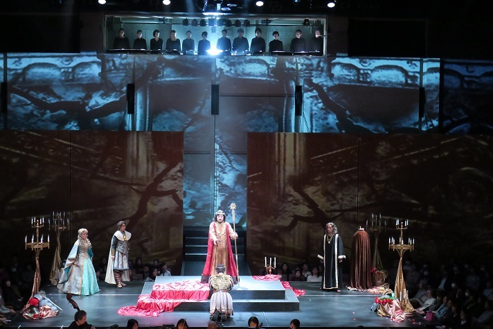 アリーナ形式による上演、第98回定期公演「皇帝ティートの慈悲」（2018.11.26） (C)早川壽雄
