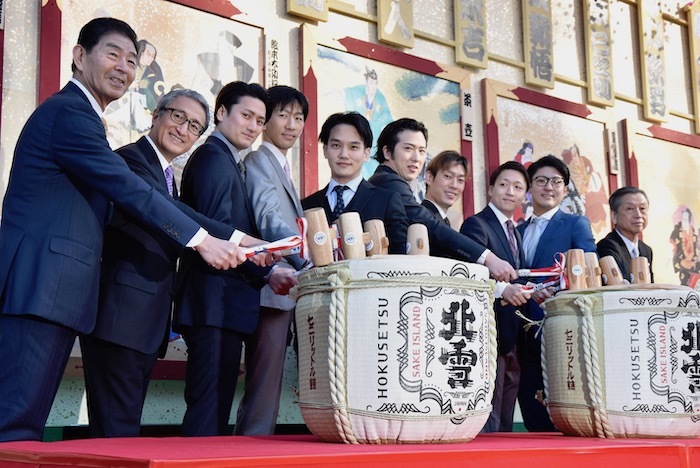 鏡開きに参加した、松竹の安孫子正副社長、中村橋之助、中村米吉、坂東巳之助、尾上松也、中村歌昇、坂東新悟、中村隼人、中村錦之助、服部征夫・台東区長（右から）