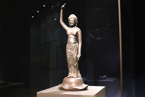 「誕生釈迦仏立像」（鎌倉時代・13世紀、重要文化財、大報恩寺）