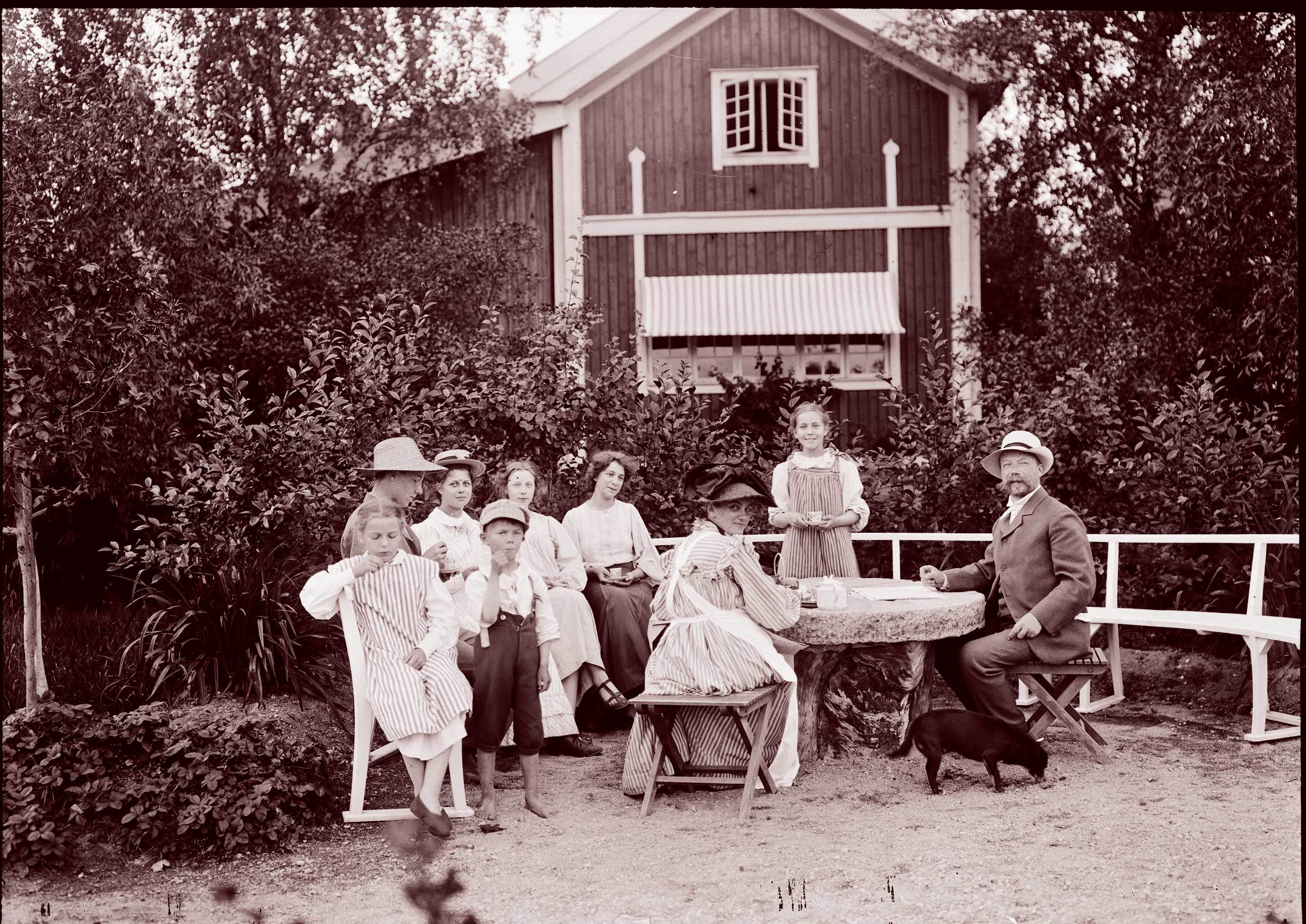 リッラ・ヒュットネースの庭に集うラーション一家 1906-07 年頃 (C) Carl Larsson-gården