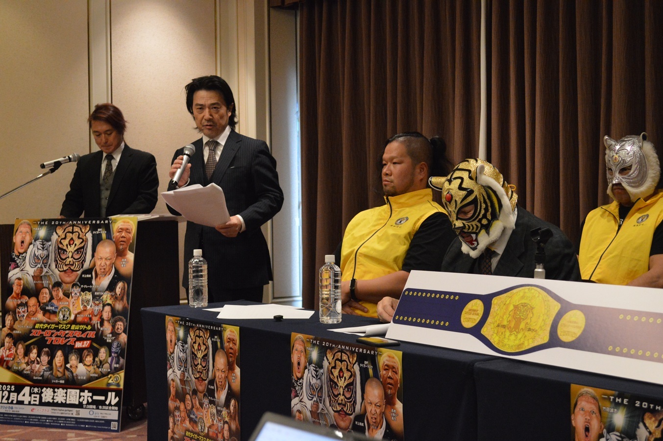 対戦カードを発表する平井代表