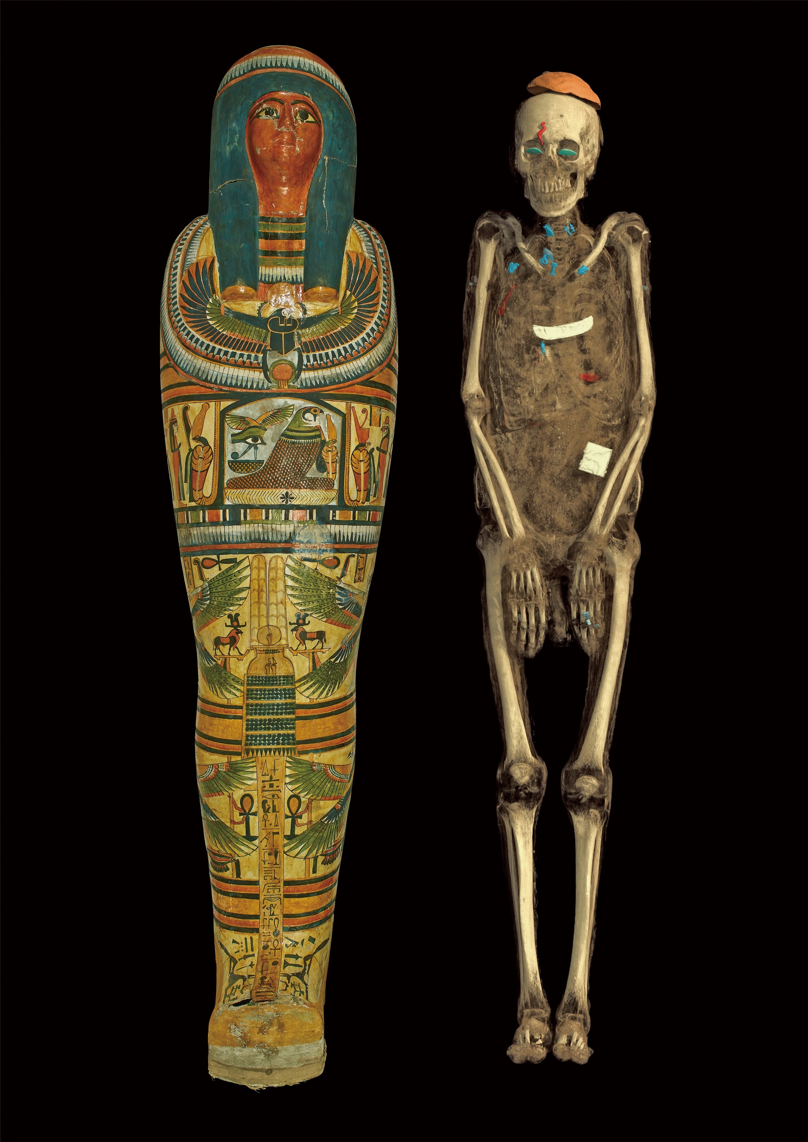 カルトナージュ棺に納められたネスペルエンネブウのミイラと、CT スキャン画像から作成した3次元構築画像　第3中間期・第22王朝 前800年頃 大英博物館  (c) The Trustees of the British Museum