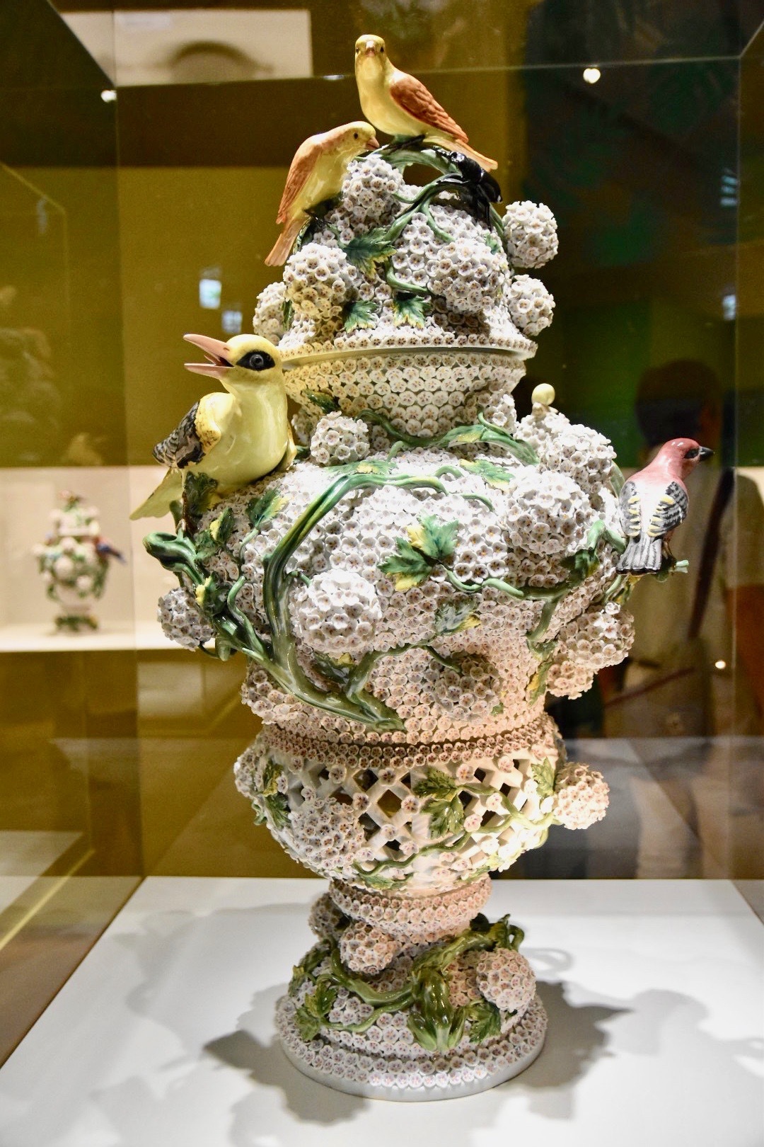 原型制作者：ヨハン・ヨアヒム・ケンドラー　《スノーボール貼花装飾蓋付昆虫鳥付透かし壺》　1820-1920年頃　個人蔵