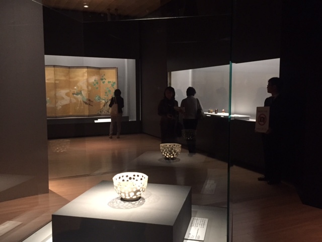 エントランスを美しく飾る、白釉円孔透鉢　野々村仁清　江戸時代　17世紀　MIHO MUSEUM