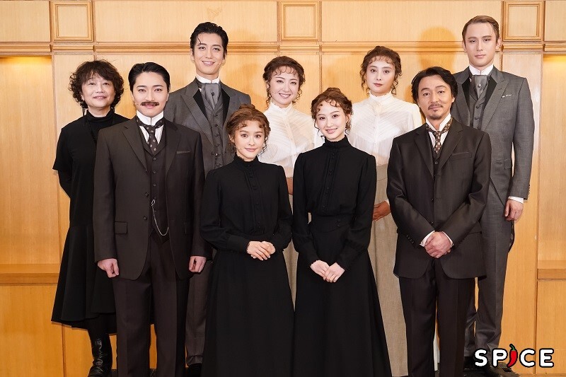 （上段左から）鈴木裕美(演出)水田航生、鈴木瑛美子、石田ニコル、雷太（下段左から）松下優也、昆夏美、星風まどか、葛山信吾 　　　　　　　撮影： 田中亜紀