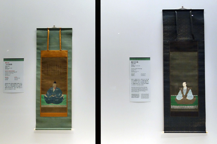 左：重要文化財《三好長慶像》笑嶺宗訢賛 室町時代・永禄9年(1566) 京都・聚光院(前期展示)、